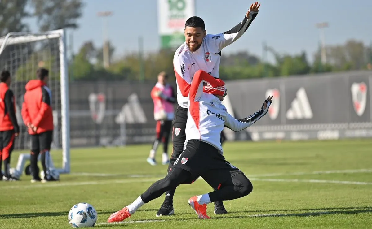Paulo Díaz "castigando" a Claudio Echeverri.