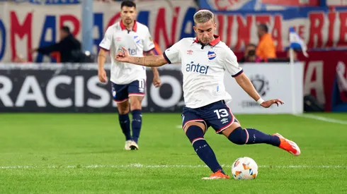 Mateo Antoni controla la pelota para Nacional.