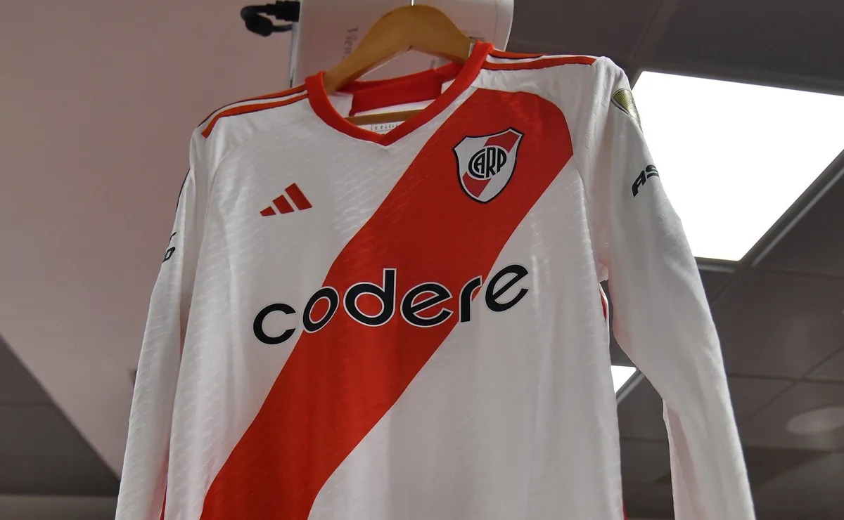 La camiseta manga larga que utilizó River.