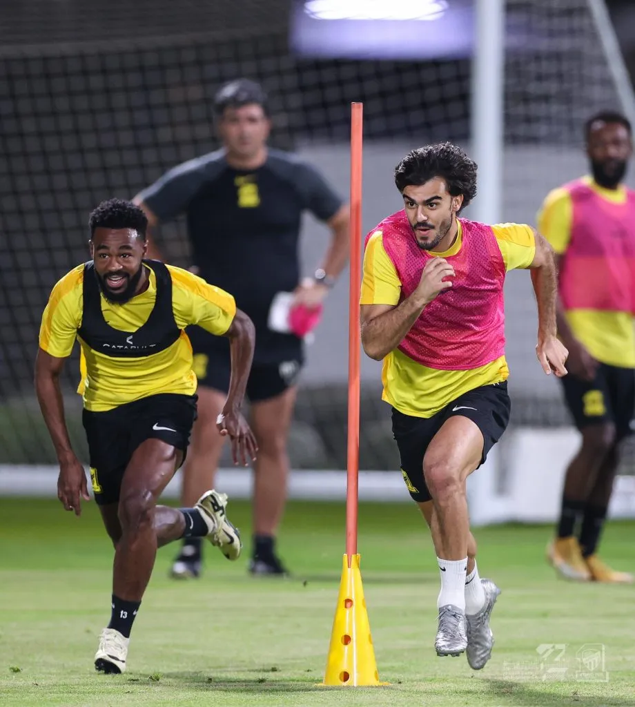 BIscay controla el entrenamiento. Foto: prensa Al Ittihad.