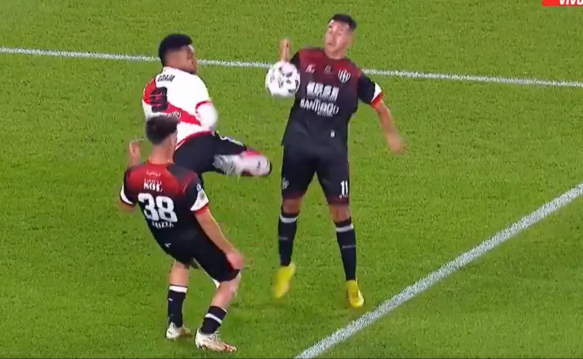 Ramírez se comió un penal claro para River.
