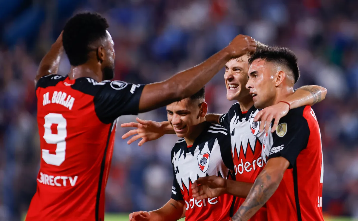 Borja convierte un gol para River y lo celebra con sus compañeros.