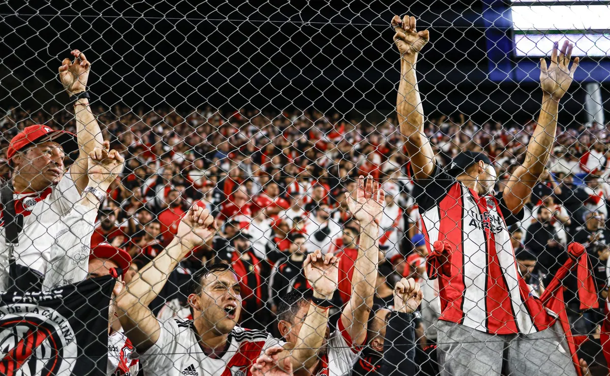 Los hinchas de River coparon Uruguay, pero no escaparon a algunos incidentes.