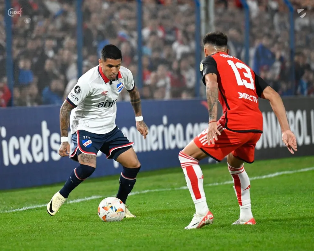 Enzo Díaz en acción en Uruguay. (Foto: @Nacional).