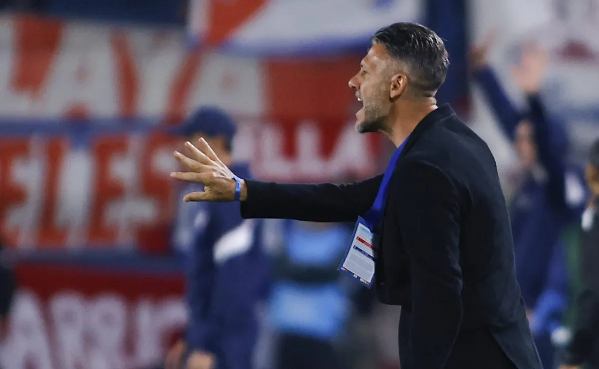 Demichelis dando indicaciones en el partido ante Nacional. (Foto: Getty).