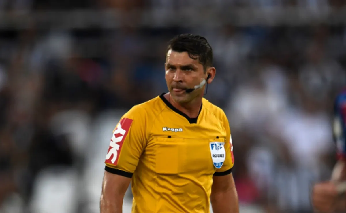 El árbitro encargado del VAR en Nacional vs. River. Foto: Getty.
