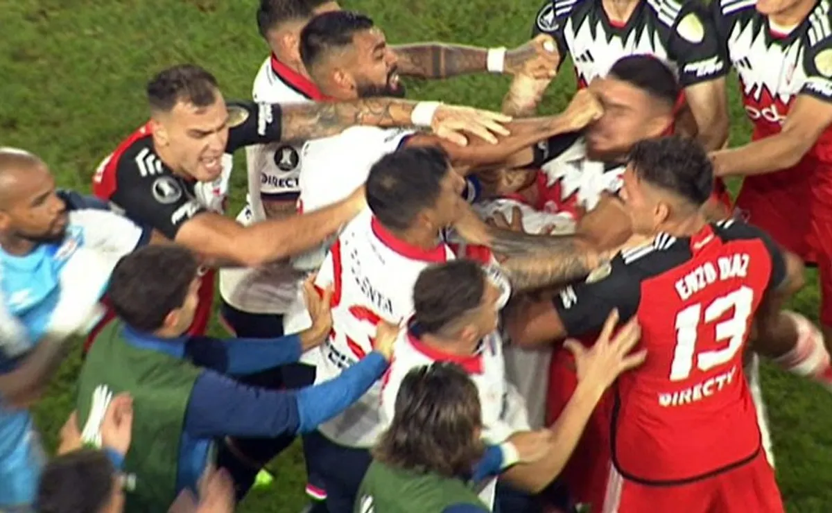 El partido se le fue totalmente de las manos al árbitro del partido.