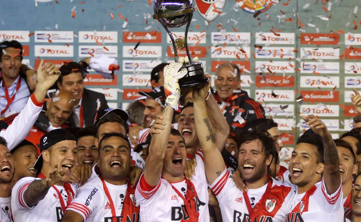 Fernando Cavenaghi celebrando uno de sus tantos títulos en River.