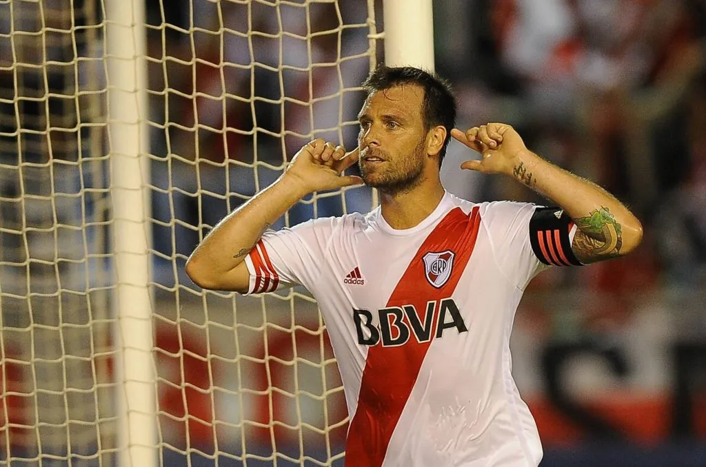 Fernando Cavenaghi festejando un gol en River. (Foto: IMAGO)