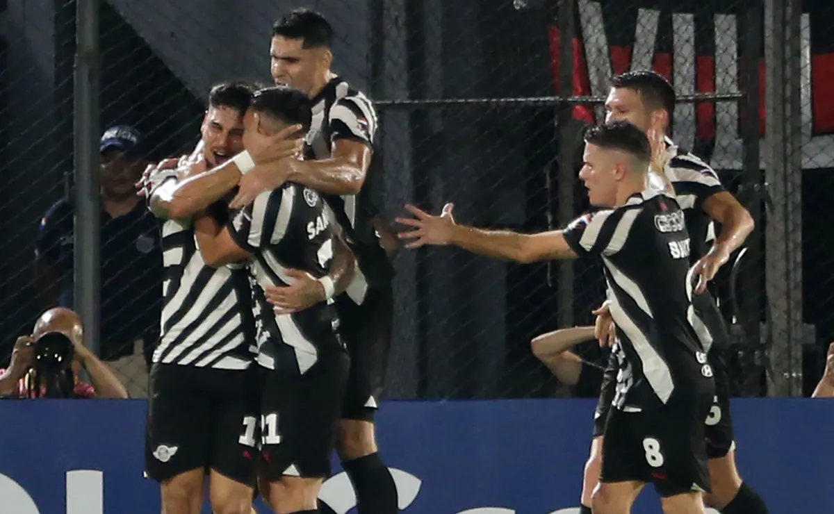 Los jugadores de Libertad celebran un gol.