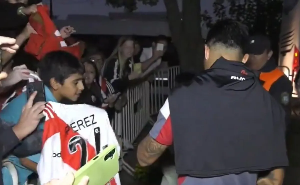Los hinchas de River se acercaron para saludar a Enzo Pérez en Santiago del Estero.