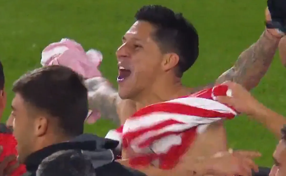 Enzo Pérez festeja el título de Estudiantes.
