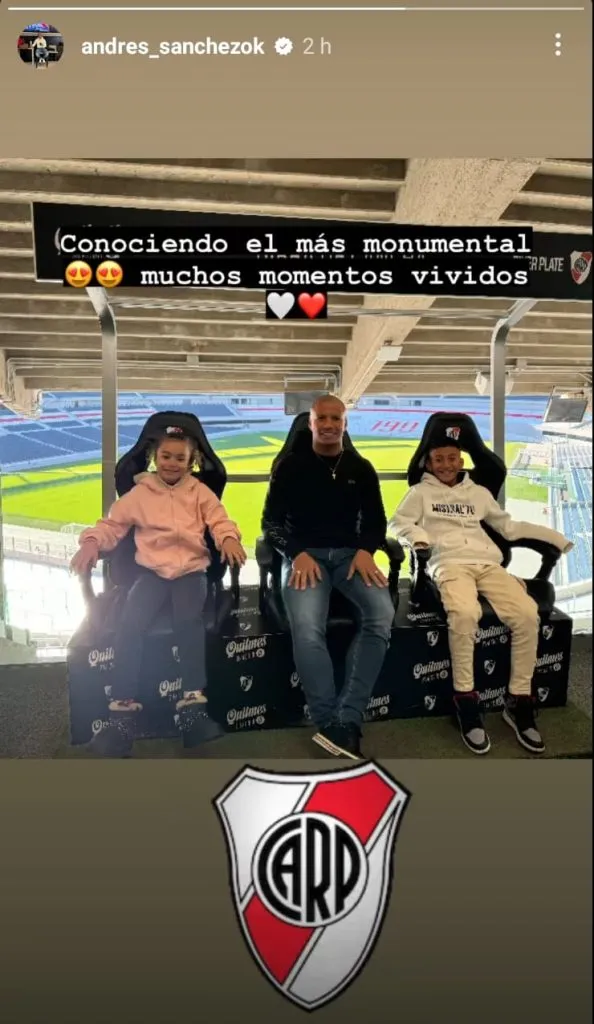 Carlos Sánchez y sus hijos, en el Monumental (Foto: Captura Instagram).