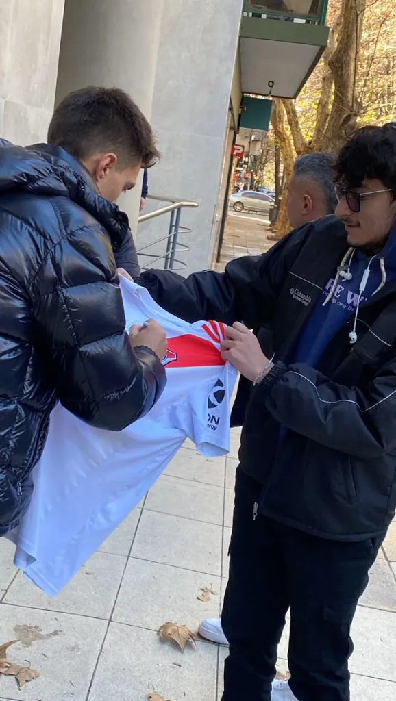 El primer autógrafo de Federico Gattoni como nuevo jugador de River.