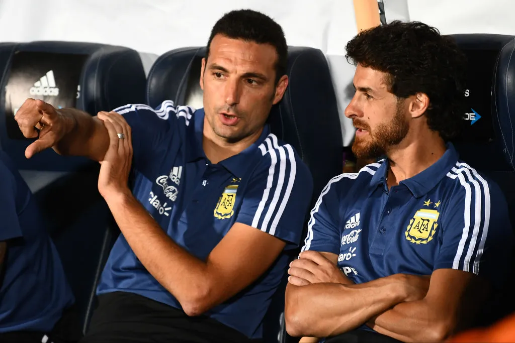 Aimar es la mano derecha de Scaloni en el banco de suplentes a la hora de la toma de decisiones (Getty)