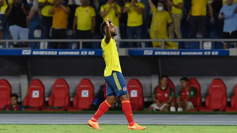 Miguel Borja festeja su gol ante Bolivia, con la camiseta de la Selección Colombiana.