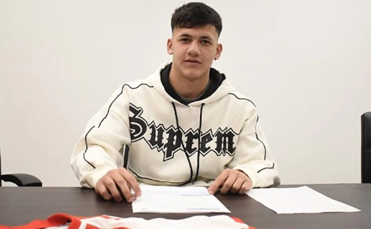 Juan Cruz Meza ya firmó su primer contrato profesional.