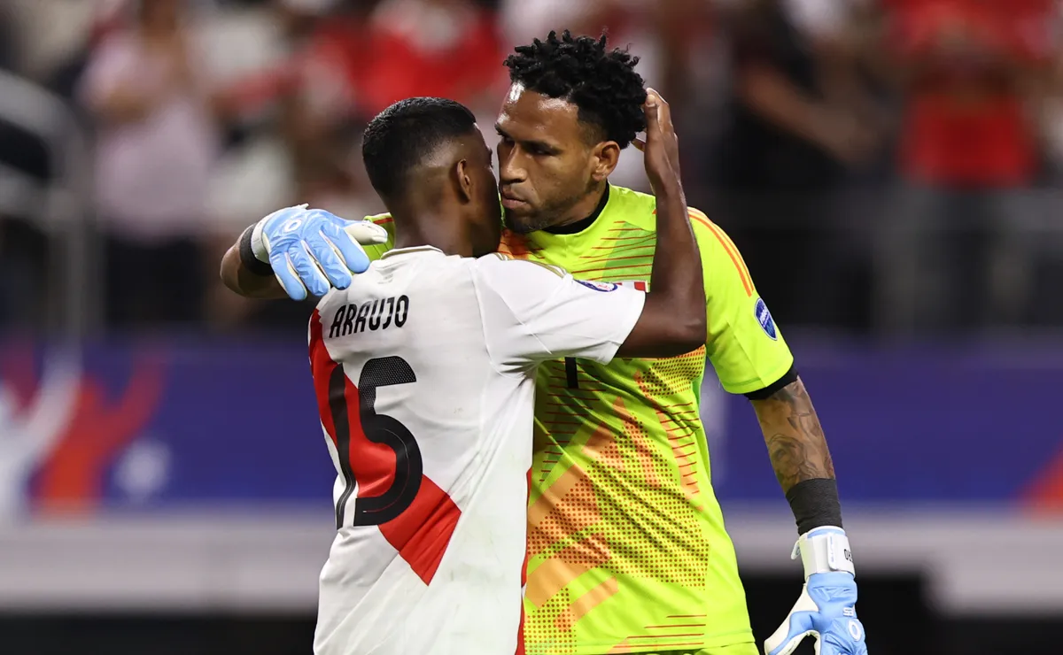 Miguel Araujo y Gallese, de Perú, se abrazan.