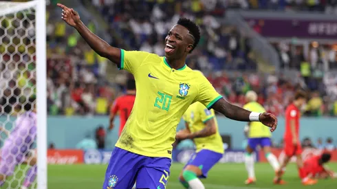 Vinicius celebra un gol de Brasil.