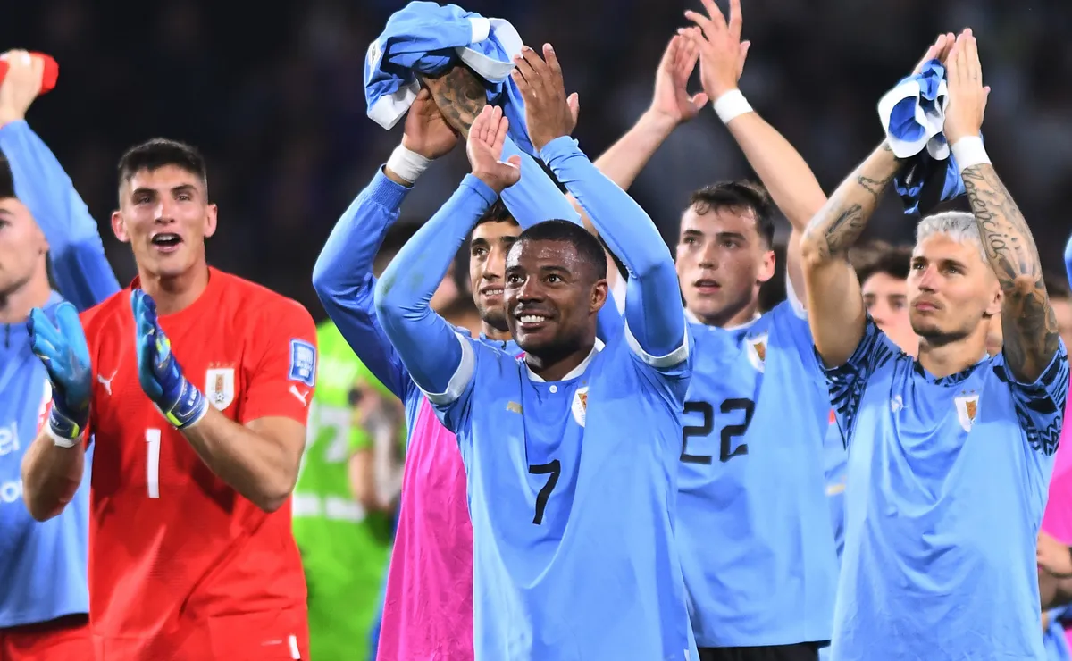 De La Cruz celebra un triunfo de Uruguay junto a sus compañeros.