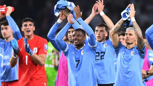 De La Cruz celebra un triunfo de Uruguay junto a sus compañeros.