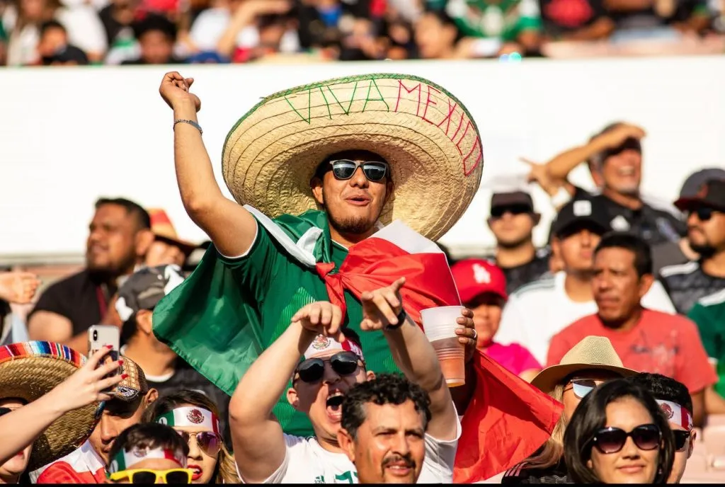 Pasadena, Estados Unidos. 15 de junio de 2019. Los aficionados de México acudieron en masa para ver a su equipo dominar a Cuba en su partido inaugural de la Copa Oro. Crédito: Ben Nichols/Alamy Live News