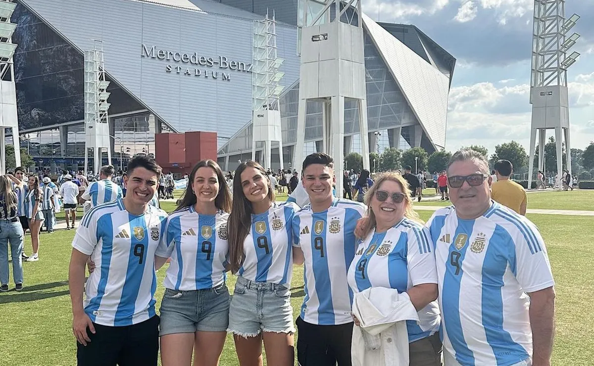 La familia de Julián Álvarez, firme junto al goleador de la Selección Argentina en la Copa América 2024 (FOTO: Instagram/ @emiliafferrero).
