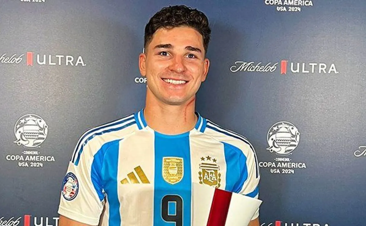 Julián Álvarez, con el premio al MVP del partido.