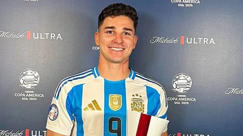 Julián Álvarez, con el premio al MVP del partido.