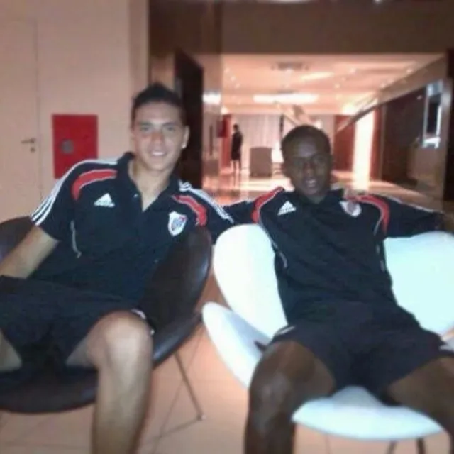 Aldair Quintana junto a Juanito Cazares en la concentración del Monumental.