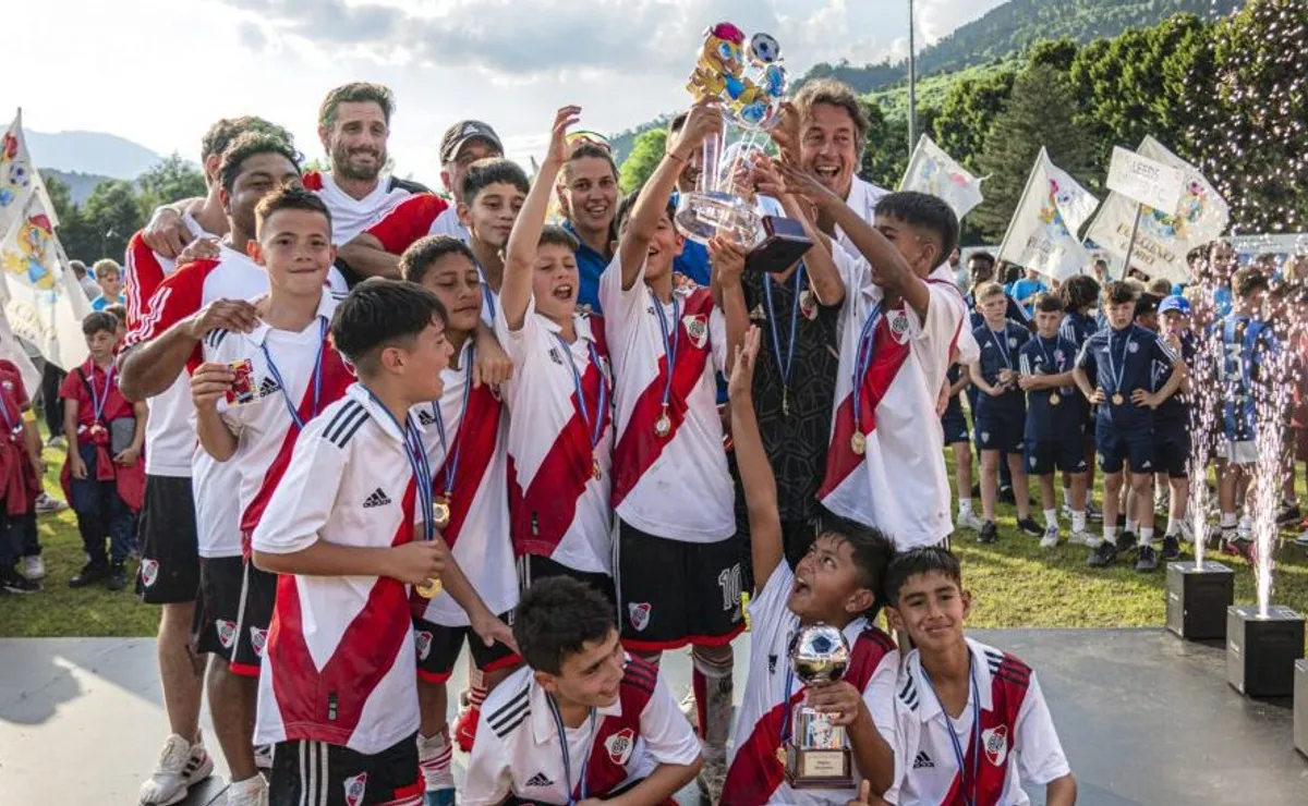 Los juveniles de River festejaron el título.