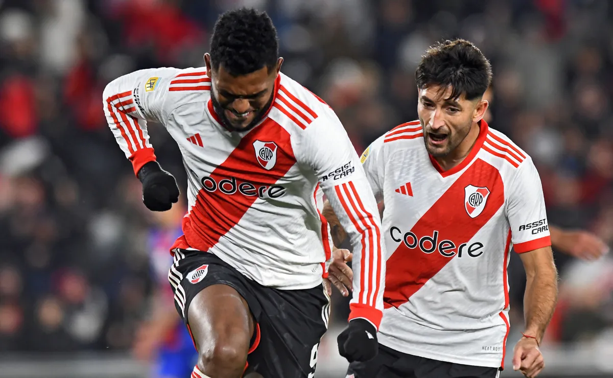 Borja y Casco celebran un gol de River.