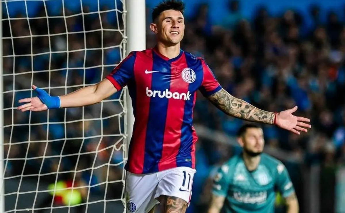 Adam Bareiro se acerca a River.