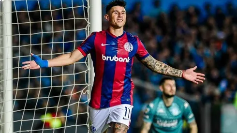 Adam Bareiro se acerca a River.