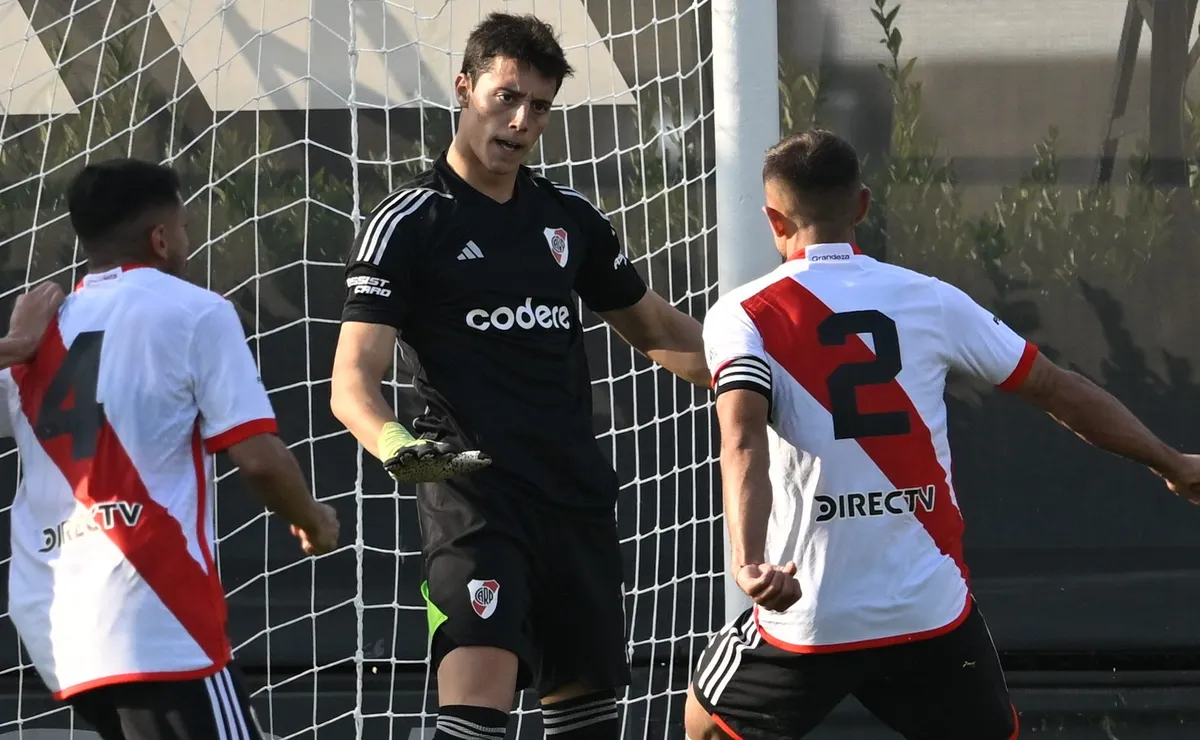 Santiago Beltrán atajó un penal frente a Boca.
