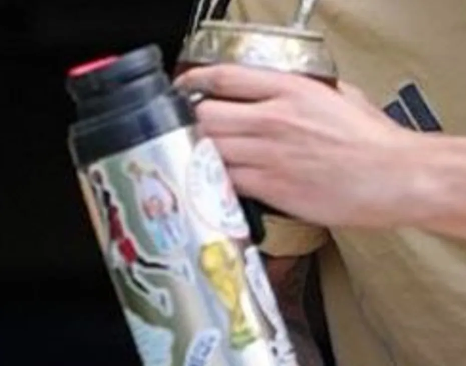 El termo de Giovani Lo Celso, con el escudo de River.