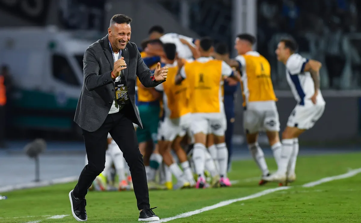 Walter Ribonetto, DT de Talleres, calentó la previa de los octavos de la Libertadores. Foto: Getty