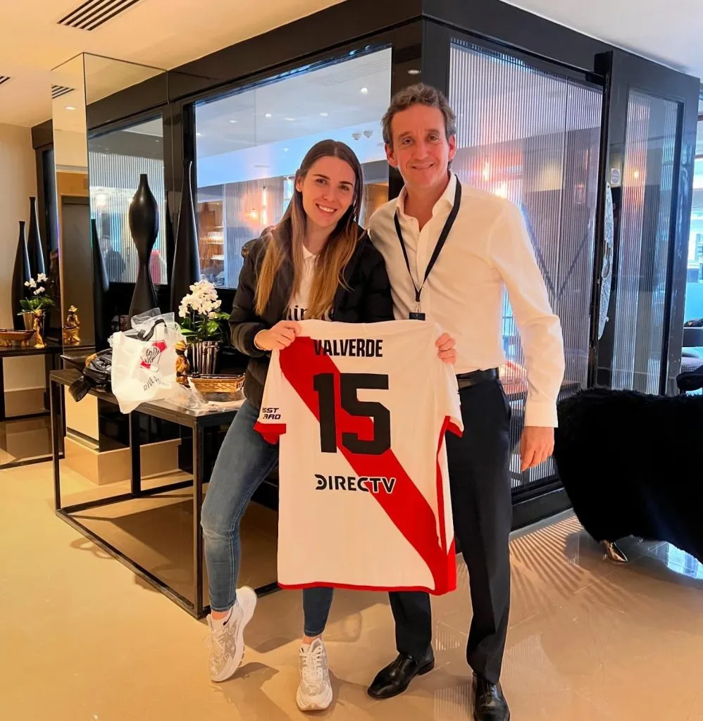 Mina Bonino, esposa de Valverde, recibió un obsequio de Ignacio Villarroel.