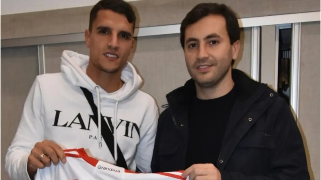 Erik Lamela recibió una camiseta de River en su visita al Monumental, hace algunas semanas en el triunfo 3-1 ante Tigre.