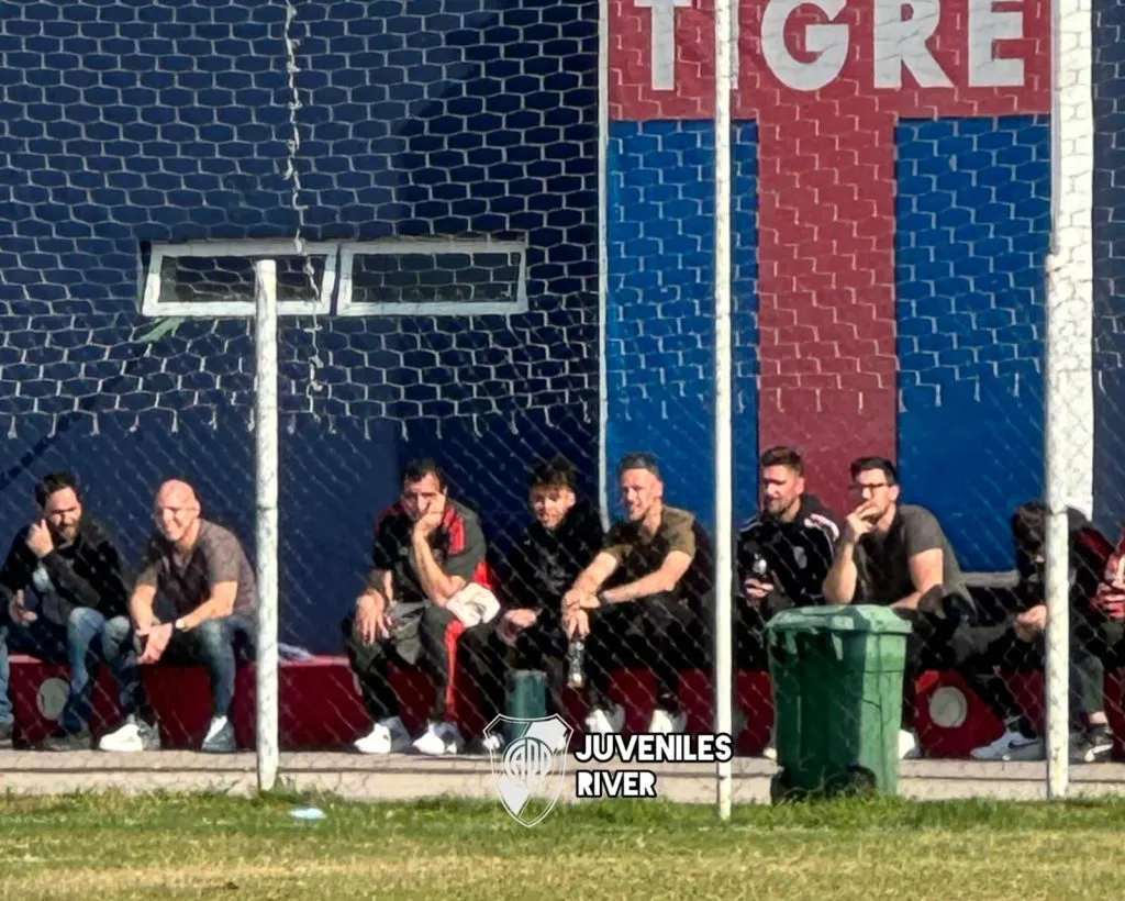 Demichelis viendo a su hijo Bastian en la Octava de River ante Tigre (Foto: Juveniles River)