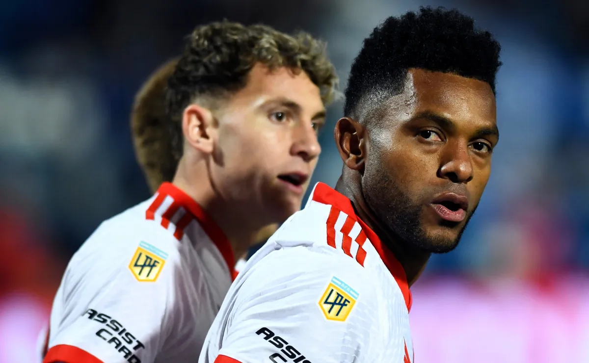 Borja y Colidio festejan un tanto de River.