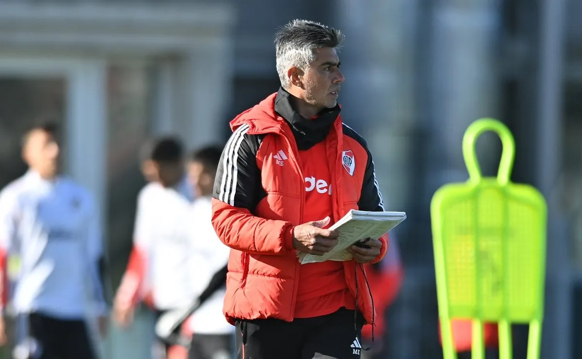 Libreta en mano, Escudero planifica el partido de River ante Unión. (Foto: Prensa River).