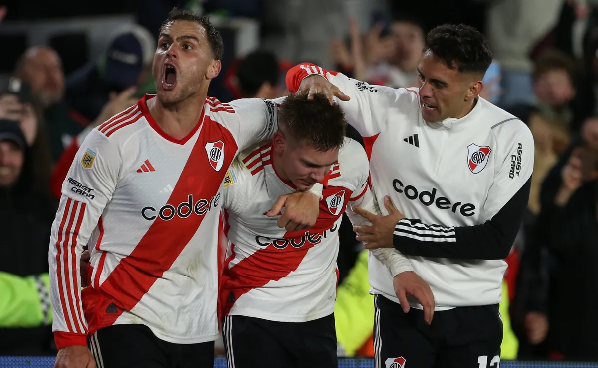 Los jugadores de River festejan el triunfo ante Sarmiento.