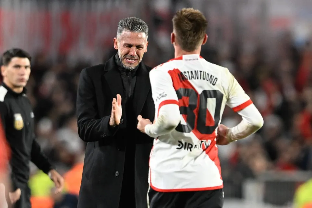 El abrazo entre Demichelis y Mastantuono. (LPM/Diego Haliasz)