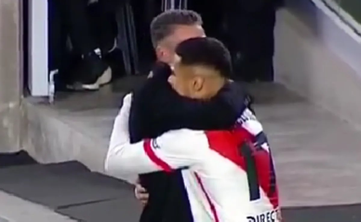 El emotivo abrazo de Paulo Díaz y Martín Demichelis.