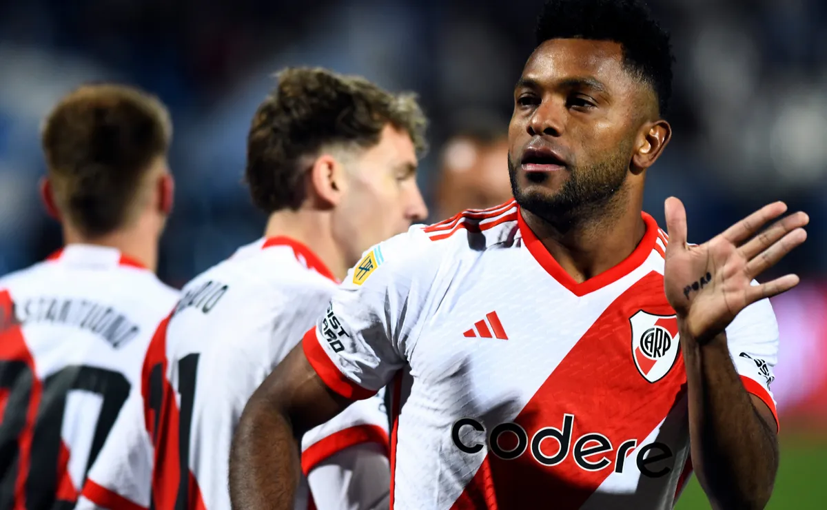 Miguel Borja celebra un tanto de River.