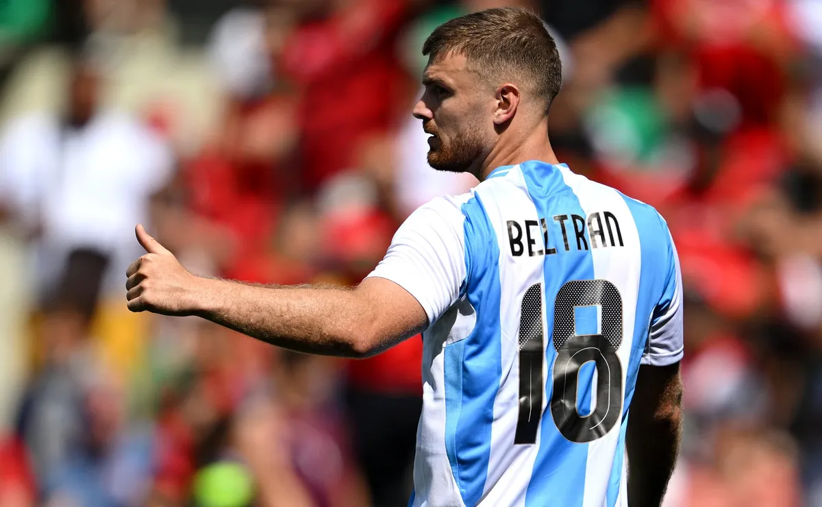 Lucas Beltrán se fue reemplazado en el partido de la Selección Argentina