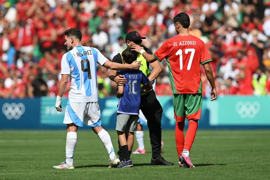Julian Álvarez se tomó una selfie con un pequeño fanático en medio del Argentina vs Marruecos de los Juegos Olímpicos de París 2024 (FOTO: Tullio M. Puglia/Getty Images).