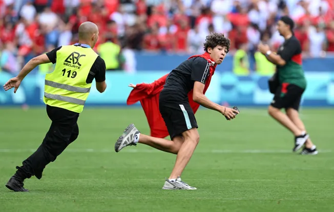 Hinchas de Marruecos se metieron en el campo de juego al finalizar el partido. La seguridad no estuvo a la altura del evento. (Foto: Getty).