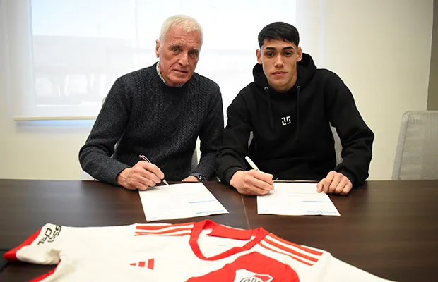 Primer contrato profesional para Santiago Lencina (Foto: Prensa River)